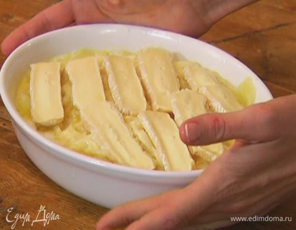 Форму для выпечки смазать оставшимся оливковым маслом, равномерно распределить по дну половину картофеля, на него выложить половину твердого сыра со сливками, затем опять слой картофеля и оставшуюся сырную массу со сливками. Сверху разложить сыр бри.