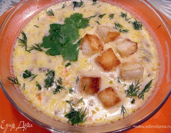 Добавить обжаренные лук и морковь и плавленый сыр (предварительно раскрошить как можно мельче). Варить до растворения сыра минут 5. Посолить, поперчить, добавить приправы на вкус. Подавать с мелко порезанной зеленью и сухариками.