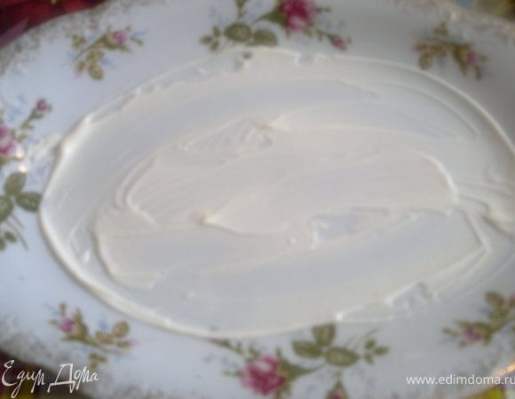  Все ингредиенты отвариваем.Тарелку намазать сметаной или майанезом,как я уже написала я их смешиваю