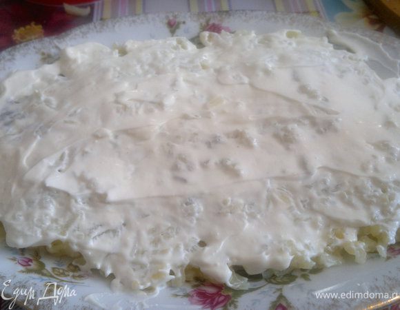 затем провести через тёрку картошку,посолить,поперчить,и смазать сметаной.После каждого слоя солим перчим,по вкусу