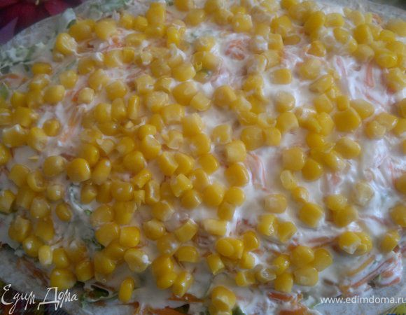 затем посыпать консерв. кукурузу 