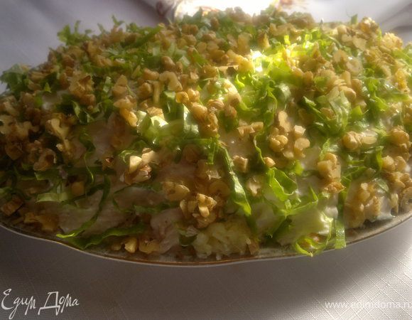 смазываем сметаной ,кладём остальные листья салата и посыпаем орехами,да орехи можно побольше и добавить внутрь салата ,как один слой,тоже очень вкусно)) но у меня под рукой было мало и я оставила для украшения)