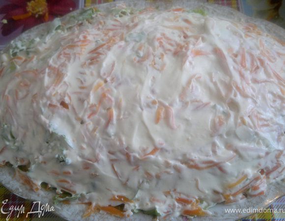 Сверху кладём морковь и смазываем сметанкой