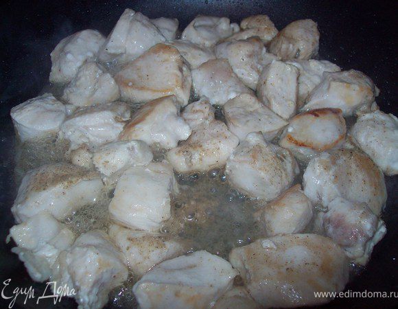 курицу помыть, обсушить, нарезать на поперечные кусочки (не мелкое) толщиной 1,5-2 см. Обжарить на растительном масле до золотистого цвета, солим, перчим. готовое мясо перекладываем в миску.