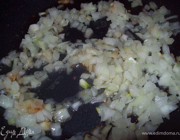 На сковороде где обжаривалась курица растопить сливочное масло, лук нарезать кубиками и обжарить до золотистого цвета