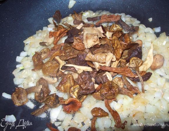 грибы вытаскиваем из воды, настой грибной не выливаем. если грибы крупные, то немного нарезать. отправляем на сковороду к луку и обжариваем 5 минут