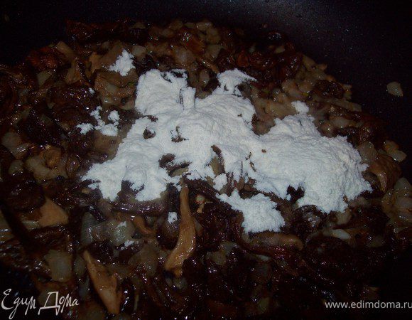 уменьшаем огонь, высыпаем муку и обжариваем пару минут, постоянно помешивая