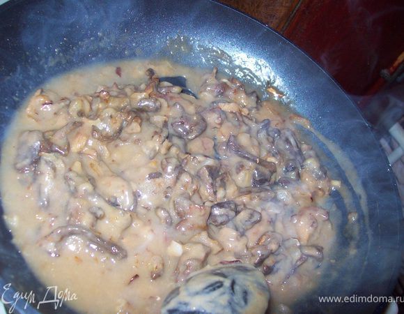 Вливаем оставшийся грибной настой и вино, все хорошенько перемешиваем, доводим до кипения и варим 5 минут