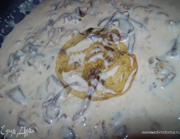 Вливаем сливки, перемешиваем, добавляем мед, доводим до кипения и кипятим пару минут