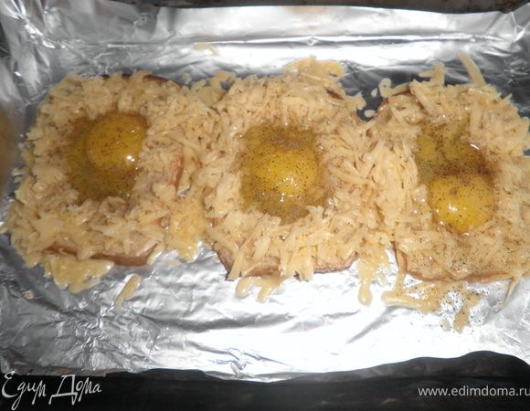 1. Вырезать в середине хлеба квадратное отверстие так, чтобы по краю хлеба остались бортики толщиной 1,5 см.

2. Слегка смазать противень раст. маслом. Положить на него хлеб, в отверстие влить яйцо, посолить и поперчить. Посыпать вокруг сыром и поставить в разогретую до 170 градусов духовку на 10 мин.

3. Сосиску отварить. Разрезать вдоль и смазать горчицей. Приятного аппетита. 