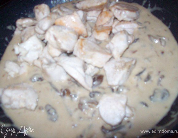 Добавляем в наш соус , обжаренную курицу, солим, перчим и тушим под крышкой 5 минут.