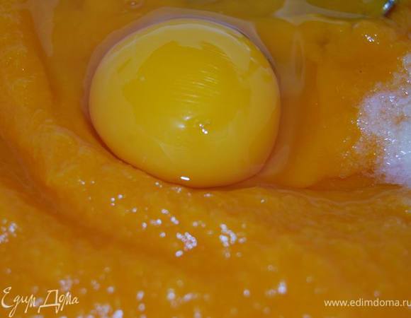 Добавляем к тыквенному пюре 1 яйцо, соль