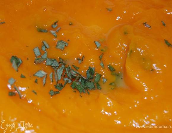 Мелко порезанные листья шалфея