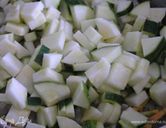 цуккини нарезать кубиками, добавить к овощам, перемешать.