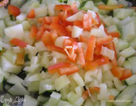 Затем добавить нарезанные сладкие перцы, тушить,