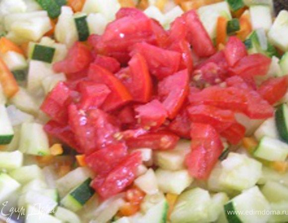 затем добавить нарезанные помидоры без кожицы,