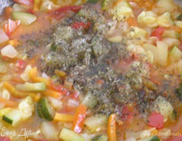 базилик, посолить, поперчить. Тушить до мягкости овощей.