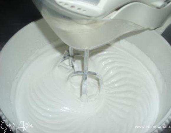 Белки взбить до устойчивых пиков с добавлением щепотки соли и пары капель лимонного сока. Постепенно ввести сахарную пудру. 