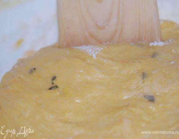 Тесто должно получиться воздушным, не тугим, муки добавлять столько, чтобы тесто не липло к рукам.