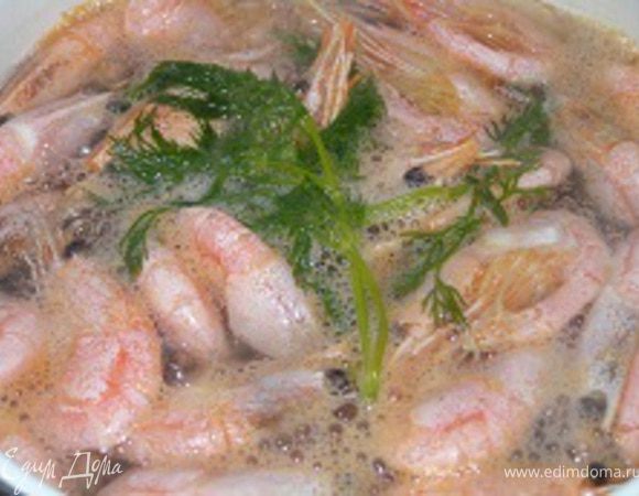 Креветки отварить в подсоленой воде с веточками укропа. Очистить от панцирей.