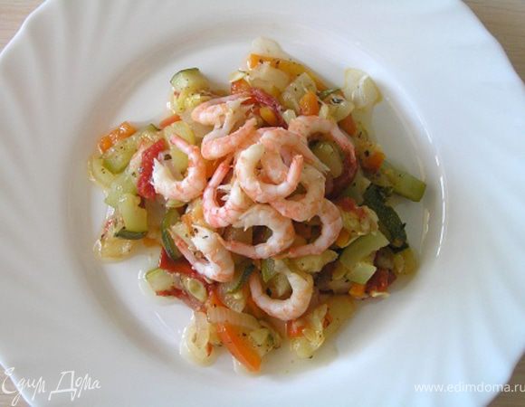 Овощи разложить по тарелкам, сверху выложить креветки. Приятного аппетита! :)