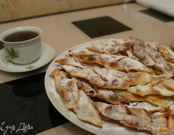 Готовый хворост вынуть винкой на бумагу, чтобы удалить лишнее масло. Затем выложить хворост на тарелку и посыпать сахарной пудрой. Приятного аппетита!!!