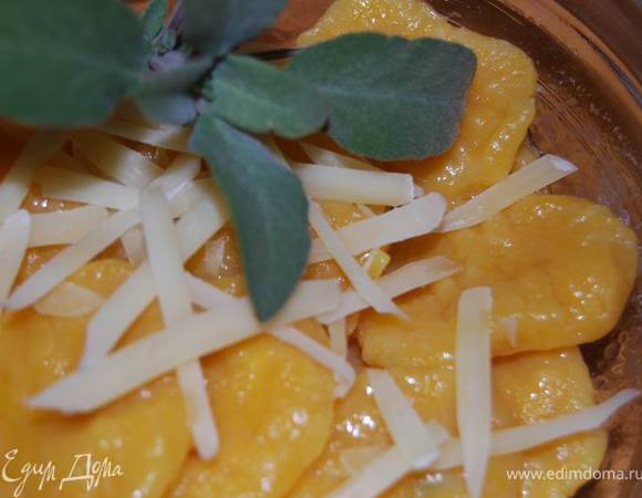 Варим ньокки в кипящей подсоленной воде в течение 2-3 минут. Достаем шумовкой, поливаем растопленным сливочным маслом, посыпаем тертым пармезаном.
 Подавать ньокки можно с любым соусом, вялеными томатами или овощами-гриль. 
