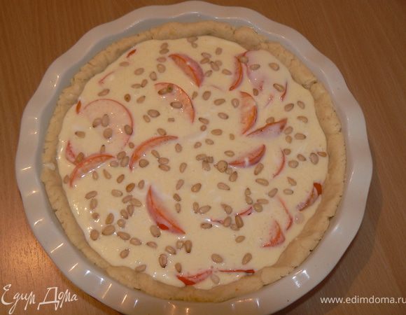 Готовим заливку, и заливаем пирог,посыпаем кедровыми орешками