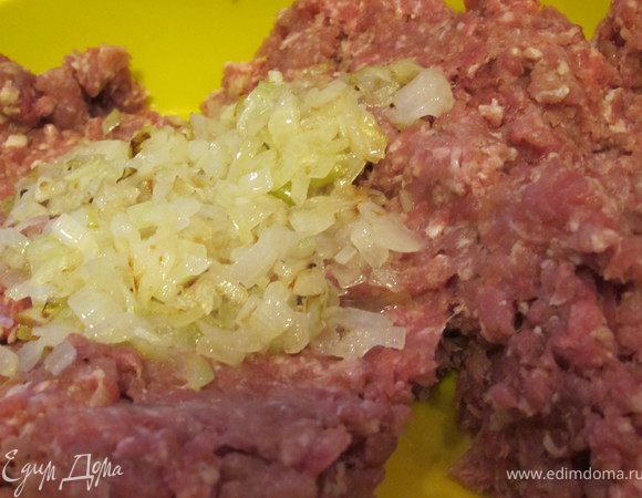 Готовим мясную начинку:
Луковицу режем средними кубиками и обжариваем на растительном масле.Добавляем лук к фаршу, солим, перчим, добавляет воду.Тщательно вымешиваем.