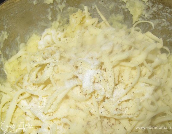 Готовим картофельную начинку:
Отварную картошку растолочь, добавить сливочное масло, натертый сыр, посолить и поперчить.Тщательно перемешать.