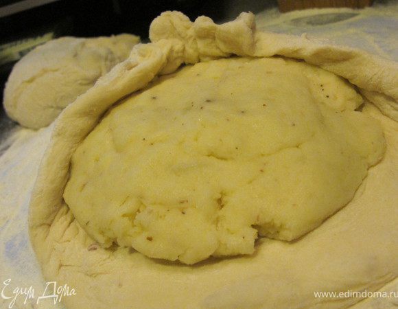 Проделать то же самое с картофельной начинкой....Перед выпеканием посередине сделать дырочку, чтобы выходил пар) 