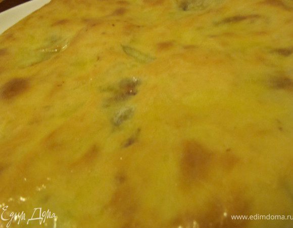 Выпекать пирог при температуре 180 гр сначала 5 минут на нижней полке, а потом 20 на средней.Готовые пироги смазать большим количеством сливочного масла, сложить друг на друга и вместе разрезать.Подавать к столу сразу же с горячим сладким чаем и улыбкой)))