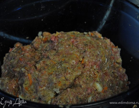 В общее блюдо выложить измельченные
сухари,овощи,добавить фарш,яйца, кетчуп,соль и перец.Все перемешать руками.