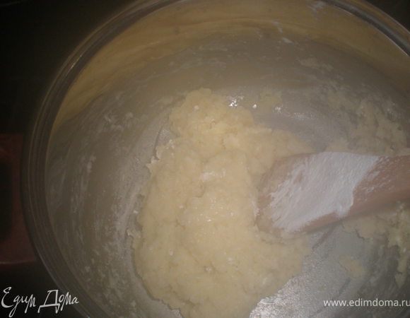 При интенсивном помешивании, добавить всю муку сразу. И продолжать варить еще 1-2 минуты, до однородности теста. Переложить тесто в другую посуду и дать остыть, пока не станет теплым. 