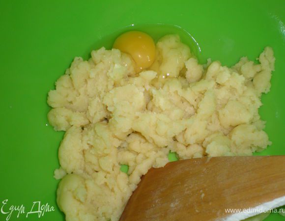 Добавляем по-одному яйцу. Тесто должно получиться густым, стекающим широкой полоской с лопатки, т.е. стечь и оторваться от лопатки. Если оно получится слишком густое, то непропечется и не поднимется, а если будет жидким, то просто растечется, не будет держать форму.