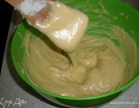 И пятое добавлять по частям, может все и не понадобится, но у меня ушло все.И тесто стало необходимой консистенции:блестящее и в меру густое.