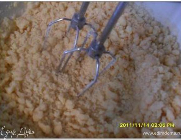 Орехи мелко порубить ножом и отставить в сторону.
Масло довести до комнатной температуры и взбить масло с сахаром. Всыпать муку и опять перемешать миксером. Должна получиться мелкая жирная крошка.