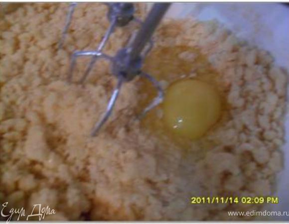 1/3 часть получившегося теста отсыпать и смешать с измельчёнными орехами.
В оставшееся тесто добавить разрыхлитель и ввести по одному яйца и снова взбить миксером на большой скорости.