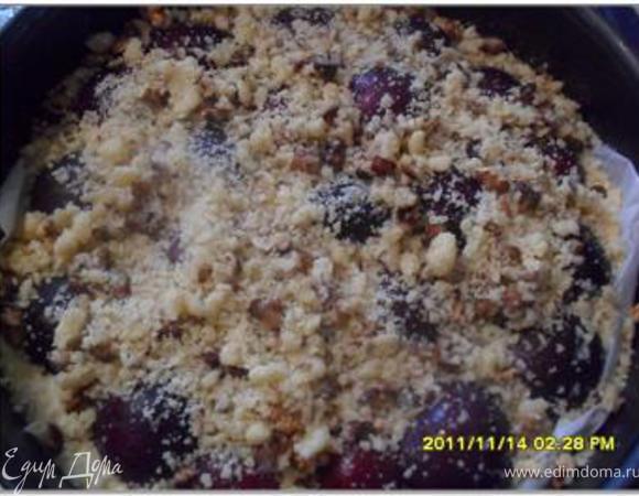 Сверху пирог посыпать крошкой с грецкими орехами.