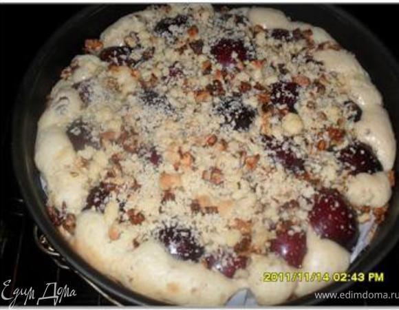 Сверху пирог посыпать крошкой с грецкими орехами.