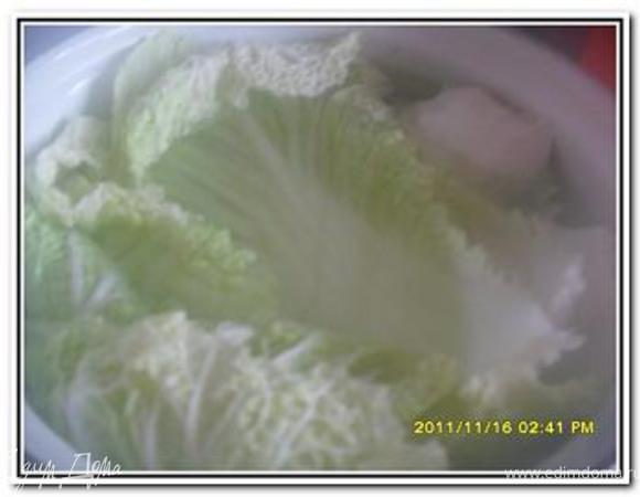 Мясной фарш пропустить через мясорубку с луком и зеленью. Посолить, поперчить. отварить рис и добавить в фарш. Хорошо перемешать.
Листья капусты залить кипятком и дать постоять 5 минут.