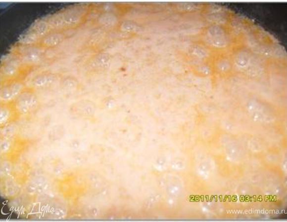 Приготовить соус: мелко нарезать лук, морковь натереть на крупной терке, обжарить вместе морковь с луком на растительном масле до золотистого цвета. Добавить толченый чеснок, сметану, томатную пасту, бульон, соль. перец, перемешать и дать прокипеть.