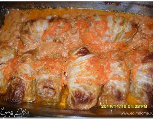 Голубцы выложить в форму для запекания и залить полученным соусом. Запекать в духовке при температуре 200 градусов около 30 минут. Сначала на нижнем уровне, а затем на среднем, чтобы голубцы подрумянились.