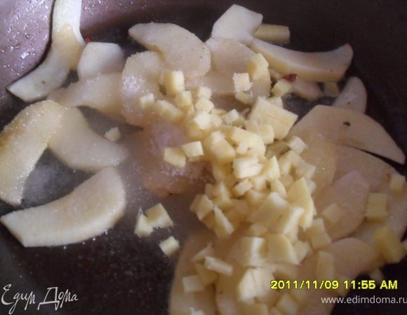 Добавить к яблокам сахар и мелко нарезанный имбирь. 