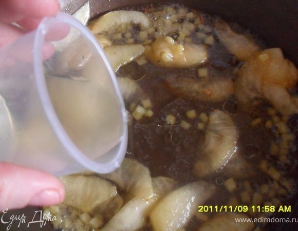 Когда сахар начнет карамелизоваться, налить в сковороду вино