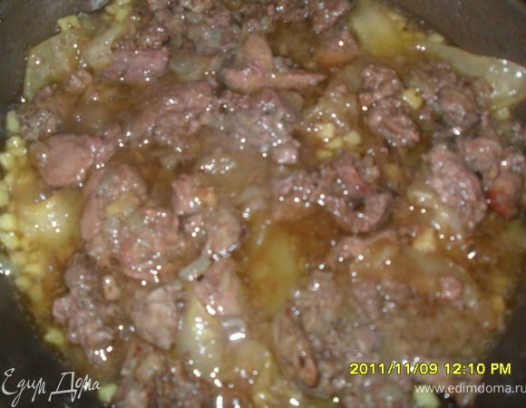 Тушить яблоки в вине 10-15 минут. Жидкость должна приобрести консистенцию сиропа. Затем
добавить в сковороду к яблокам печень.