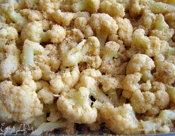 Остывшую цветную капусту посыпать панировочными сухарями и перемешать, чтобы сухари распределились равномерно.
Выложить капусту следующим слоем. 