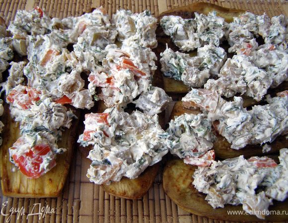 Рассольный сыр размять вилкой, добавить мелко рубленные петрушку и зубчик чеснока. Перемешать и выложить слоем на баклажаны. 
Мне повезло, у меня была готовая закуска с сыром фета, приготовленная накануне: http://www.edimdoma.ru/recipes/28491, её я и выложила.
Рассольный сыр хорошо подходит  к баклажанам, а также "свяжет" меж собой слои баклажана и капусты.