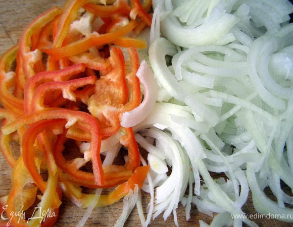 Моцареллу порежем  пластиками толщиной 0,2-0,3 мм. Перец и лук порежем тонкими полукольцами, так как мы будем их класть сырыми.
