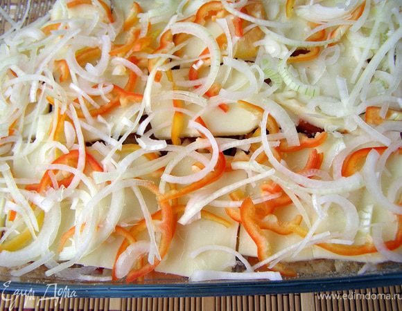 Поверх капусты в томатах выкладываем равномерно моцареллу, затем перец и лук. Когда моцарелла начнёт плавиться, сырые овощи органично в ней утонут:))